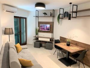 sala de estar con sofá y mesa en Villa Fani - Apartments in Trogir en Trogir