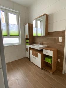 ein Bad mit einem Waschbecken und einem Spiegel in der Unterkunft Ferienwohnung 90m² 2-6 Personen in Waidhofen an der Thaya