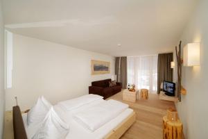 Una televisión o centro de entretenimiento en Vitalhotel Rainer