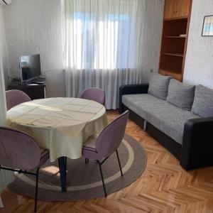 - un salon avec une table et un canapé dans l'établissement Apartment Lucija, à Novi Vinodolski