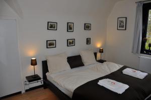 - une chambre avec un lit et 2 serviettes dans l'établissement Hotel 'T Bagientje, à Bruges