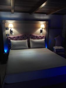 Un dormitorio con una cama con luces azules. en B&B Casa Dilillo, en Foggia