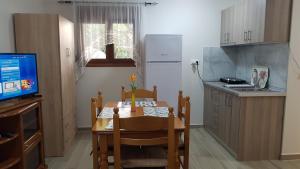 Kuchyňa alebo kuchynka v ubytovaní Fyllou Apartment Asprovalta