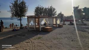 un grupo de tiendas de campaña en una playa junto al agua en Apartments Mamich, en Kaštela