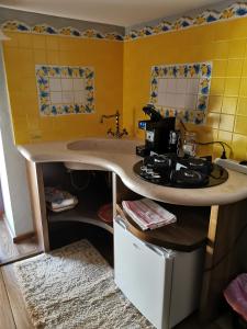 eine Küche mit einer Spüle und einer Arbeitsplatte in der Unterkunft B&B Casa Dilillo in Foggia