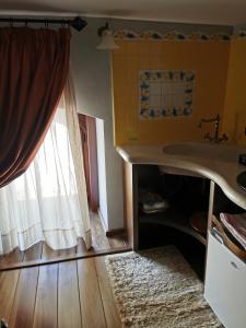 ein Badezimmer mit einem Waschbecken, einem Fenster und einem Teppich in der Unterkunft B&B Casa Dilillo in Foggia