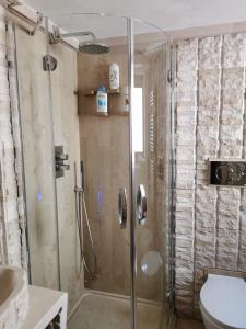 eine Dusche mit Glastür im Bad in der Unterkunft B&B Casa Dilillo in Foggia