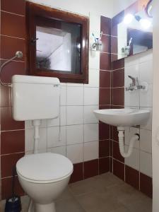 Vonios kambarys apgyvendinimo įstaigoje Green Apartments