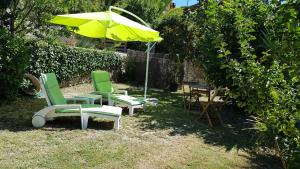 CeyresteにあるLoft dans cadre de verdureの庭の椅子・傘