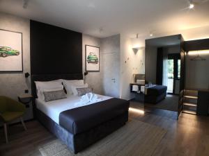 een slaapkamer met een bed en een bank in een kamer bij Scuderia Split Rooms in Split