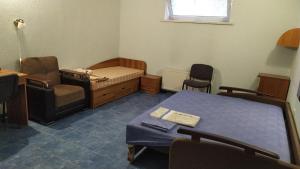 Zimmer mit einem Bett, einem Tisch und Stühlen in der Unterkunft Дом на Одесской ул. in Tschornomorsk
