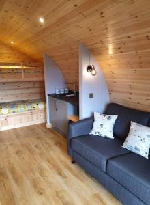 A seating area at Ben Loyal Hotel 