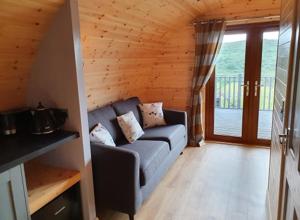 A seating area at Ben Loyal Hotel 