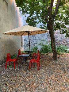 een tafel met twee stoelen en een parasol bij La Meridiana in Piacenza