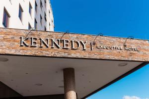 a sign on the side of a building at Kennedy Executive Hotel in São José