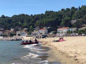 a group of people on boats on the beach at Studio indépendant tout confort pour 4 personnes 25 m carrés in Lapalme