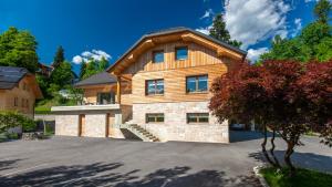 duży drewniany dom z dachem w obiekcie Vila Alpina w Bledzie