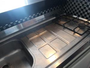 a stove top in a kitchen with a sink at Apartamento com Hidro in Belo Horizonte