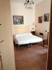 ベネヴェントにあるB&B Le Stanze del Sognoの白いマットレスが備わる客室のベッド1台分です。