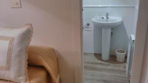 a bathroom with a sink and a bed and a sink at Hotel Rural El Secreto de Julia in Ríoseco
