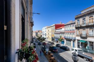 vistas a una calle de la ciudad con coches y edificios en Mouzinho 244 - Porto Houses & Suites, en Oporto