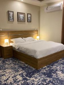 Ein Bett oder Betten in einem Zimmer der Unterkunft Lova Suites