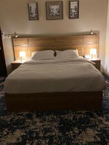Ein Bett oder Betten in einem Zimmer der Unterkunft Lova Suites