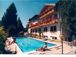 Bazén v ubytování Albergo Gilda nebo v jeho okolí