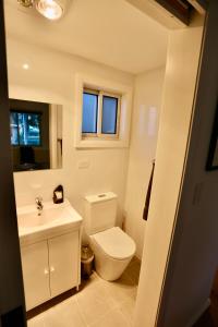 La salle de bains est pourvue de toilettes blanches et d'un lavabo. dans l'établissement Junee Tourist Park, à Junee