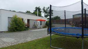 um trampolim num quintal ao lado de um edifício em Domek v Kosově em Kamenný Újezd