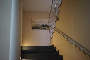 een trap in een huis met een schilderij aan de muur bij Stadtpension Heilbronn in Heilbronn