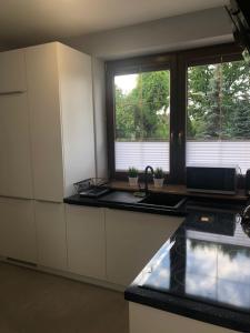 Kuchnia lub aneks kuchenny w obiekcie Klimatyzowane Apartamenty i Pokoje przy Targach Kielce