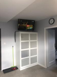Telewizja i/lub zestaw kina domowego w obiekcie Klimatyzowane Apartamenty i Pokoje przy Targach Kielce