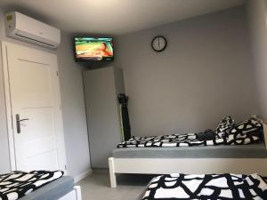 Telewizja i/lub zestaw kina domowego w obiekcie Klimatyzowane Apartamenty i Pokoje przy Targach Kielce