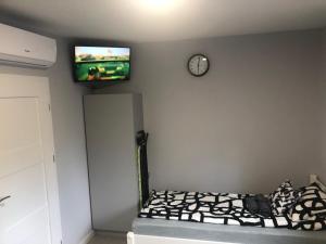 Łóżko lub łóżka w pokoju w obiekcie Klimatyzowane Apartamenty i Pokoje przy Targach Kielce