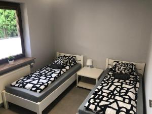 Łóżko lub łóżka w pokoju w obiekcie Klimatyzowane Apartamenty i Pokoje przy Targach Kielce
