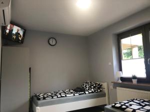 Łóżko lub łóżka w pokoju w obiekcie Klimatyzowane Apartamenty i Pokoje przy Targach Kielce