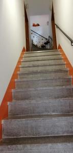 een trap in een gebouw met een trap bij Vico 59 in Ortona