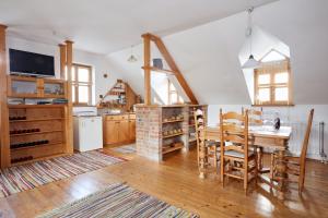 cocina y comedor con mesa y sillas en Troszt Pince Apartman, en Villány