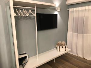 łazienka z lustrem i telewizorem na ścianie w obiekcie Al Sagraeto White apartment w mieście Chioggia