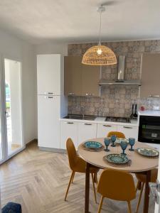 cocina con mesa y sillas en Villa per vacanze Isola, en Fanusa