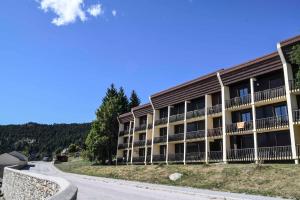 apartamentowiec z drogą przed nim w obiekcie Superbe appartement Font Romeu La Pardallera w mieście Font-Romeu-Odeillo-Via