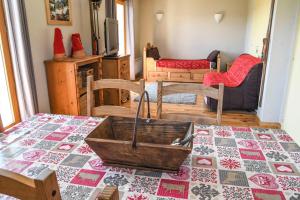 een kamer met een tafel en een mand op de vloer bij Superbe appartement Font Romeu La Pardallera in Font Romeu Odeillo Via