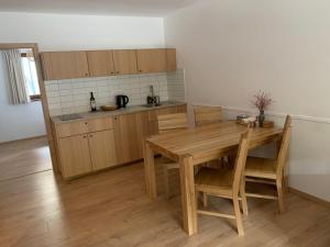 Kuchyň nebo kuchyňský kout v ubytování YASNA Apartments