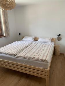 Postel nebo postele na pokoji v ubytování YASNA Apartments