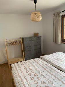 Postel nebo postele na pokoji v ubytování YASNA Apartments