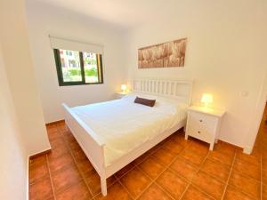 Ένα ή περισσότερα κρεβάτια σε δωμάτιο στο Apartamento bajo con jardín en playa Atlanterra +11 φωτογραφίες