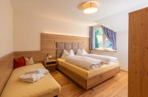 1 Schlafzimmer mit 2 Betten und einem Fenster in der Unterkunft Ferienresidence Vital in Schladming