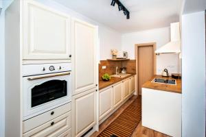 Kuchyň nebo kuchyňský kout v ubytování Apartment Miral