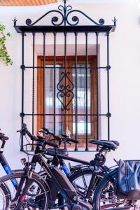 Un grupo de bicicletas estacionadas frente a una ventana. en Alojamiento con Encanto la Luna en el Alba, en Granada